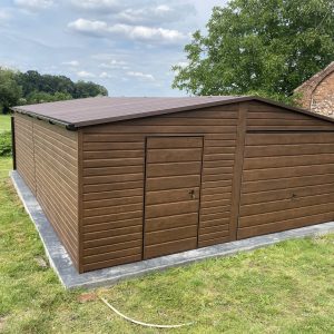 Blachgarage 6 m x 7 m, Holzoptik, Schwingtor, Tür
