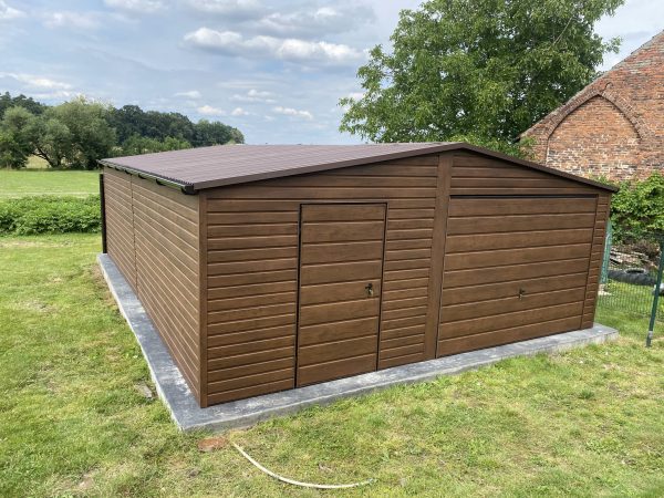 Blachgarage 6 m x 7 m, Holzoptik, Schwingtor, Tür