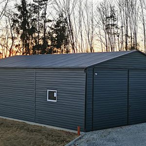 Blachhalle 7 m x 20 m, grafitfarben, Doppelflügeltür – für landwirtschaftliche Maschinen