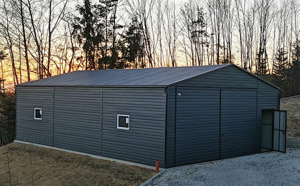 Blachhalle 7 m x 20 m, grafitfarben, Doppelflügeltür – für landwirtschaftliche Maschinen